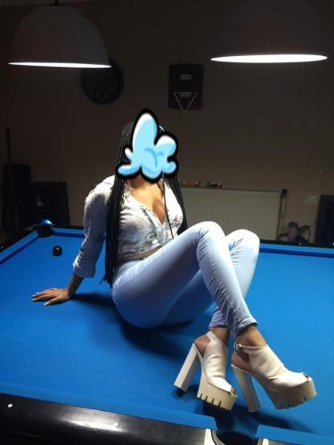 Bilardo Masasında Veren Konak Escort